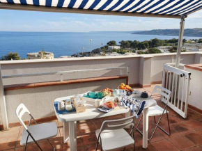 Casa con terrazza vista 180° sulla costa orientale
